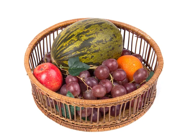 Cesta con frutas — Foto de Stock