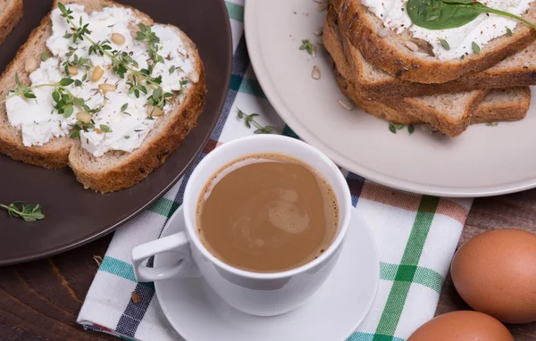 Sanduíches com queijo mole e xícara de café — Fotografia de Stock