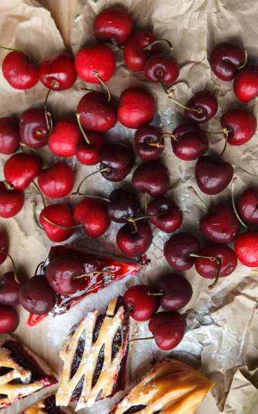 Kirschen, Kirsch- und Beerenkuchenstücke — Stockfoto