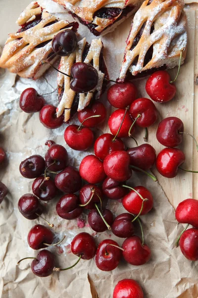 Beeren und Kuchen auf Papier — Stockfoto