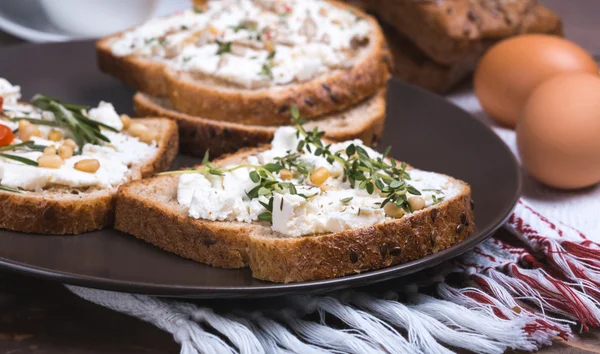 Sandwich mit Weichkäse — Stockfoto