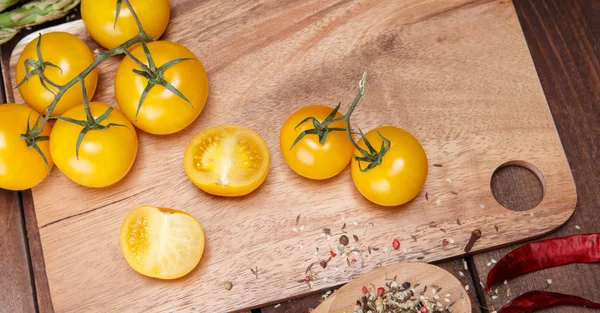 Tomates amarelos e especiarias — Fotografia de Stock