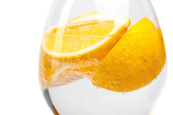 Zitronenstücke im Weinglas — Stockfoto