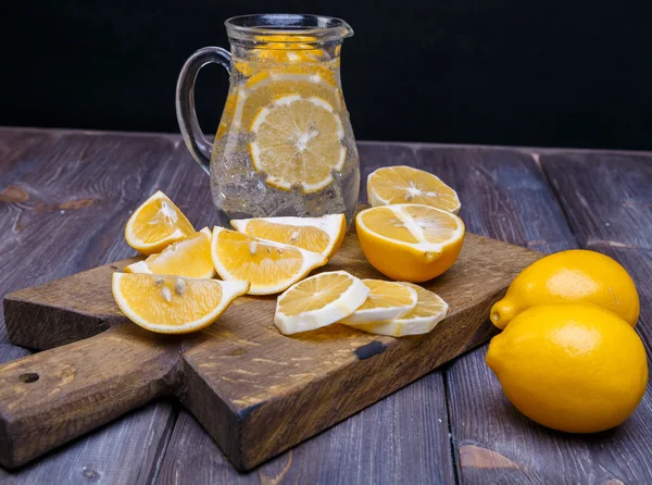 Низкоклавишные лимоны — стоковое фото