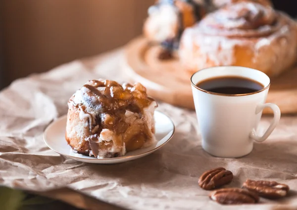 Cinnabon with coffee — Stock Photo, Image