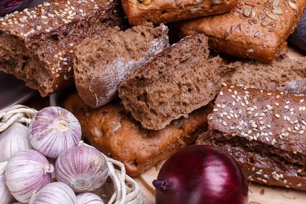 Cibule, chléb a česnek — Stock fotografie