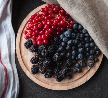 berryes bir masa üzerine