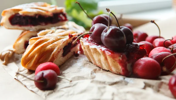 Cherry en berry taart stukken — Stockfoto