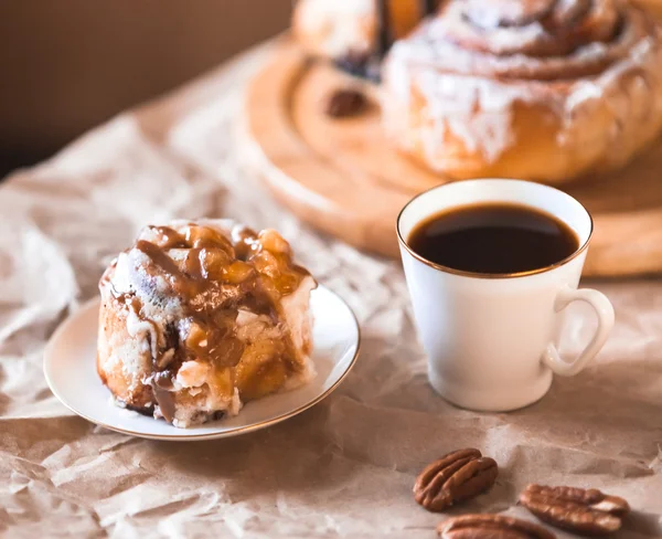 Cinnabon with coffee — Stock Photo, Image