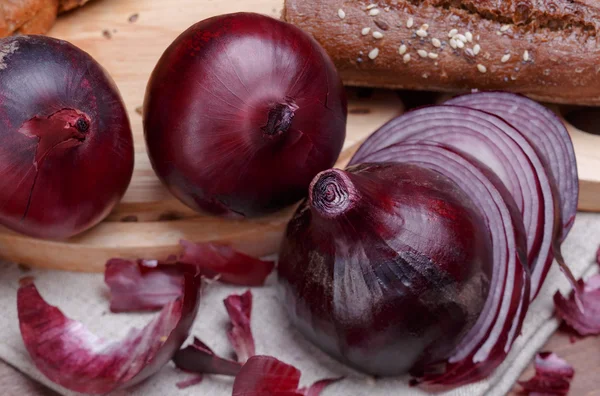 Zwiebeln, Brot und Knoblauch — Stockfoto