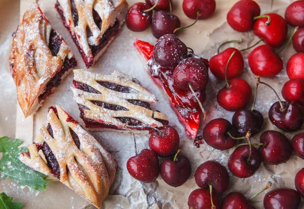 Beeren und Kuchen auf Papier — Stockfoto