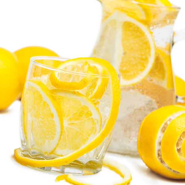 Pedaços de limão em um copo de água — Fotografia de Stock