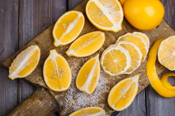 Limones en rodajas en una tabla de madera — Foto de Stock