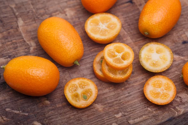 Haufen Kumquat auf dem Tisch — Stockfoto