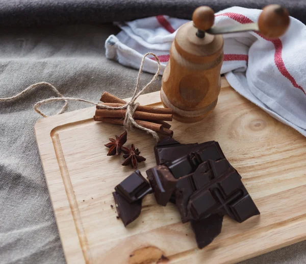 Chocolate bar e canela — Fotografia de Stock