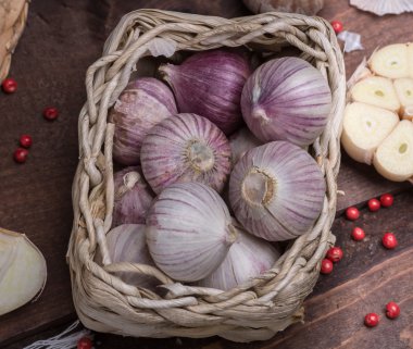 Sarımsak ve soğan ahşap bir masa üzerinde