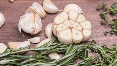 Ahşap bir masa üzerine baharat seti.