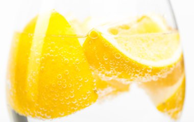 Bir bardak şarap limon parçaları