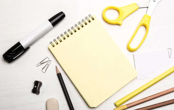 Acessórios de escritório na mesa — Fotografia de Stock