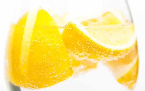 Bitar av en citron i ett glas vin — Stockfoto
