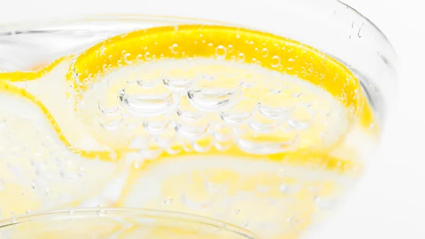 Burbujas de limón en un vaso — Foto de Stock