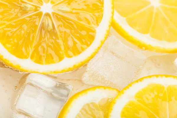 Slices of lemon and pieces of ice — Stock Photo, Image