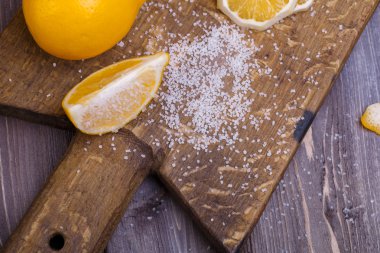 Limon bir ahşap tahta üzerine dilimlenmiş