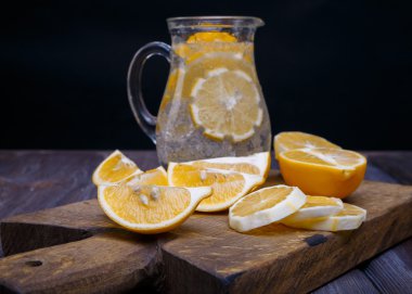 Limon bir ahşap tahta üzerine dilimlenmiş