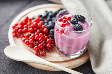 Tatlı redcurrants, böğürtlen ve yaban mersini