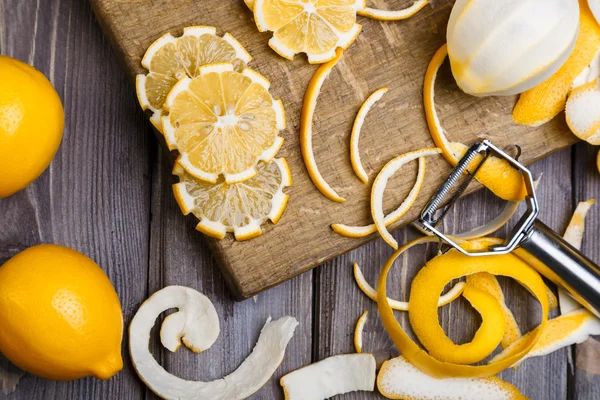 Limones en rodajas en una tabla de madera — Foto de Stock