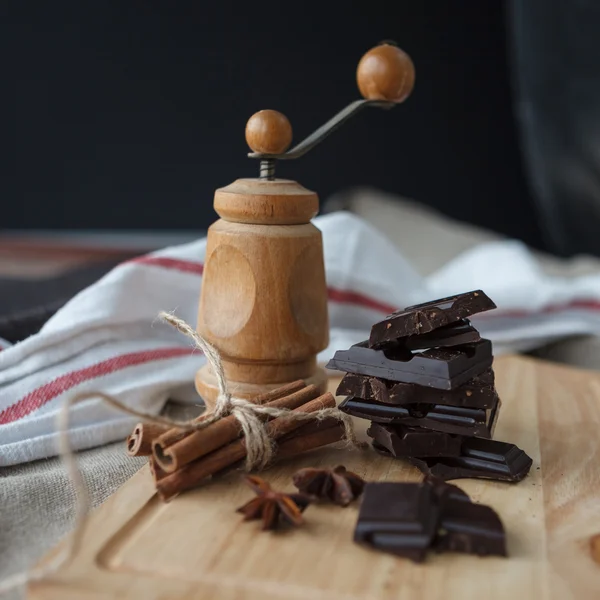 Chocolate bar e anis estrela — Fotografia de Stock