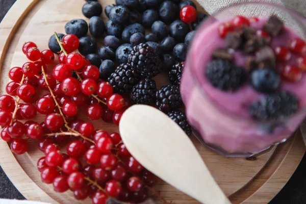 Dessert with redcurrants, blackberries and blueberries — Stock Photo, Image