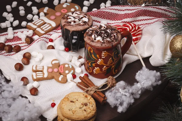 Две чашки какао и печенья — стоковое фото