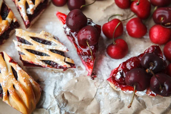 Kirsch- und Beerenkuchenstücke — Stockfoto