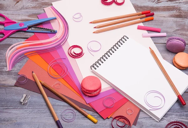 Pencils and sheets of colored paper — Stock Photo, Image