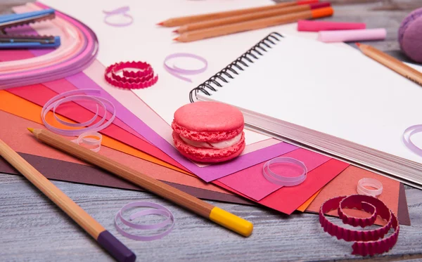 Pencils and sheets of colored paper — Stock Photo, Image