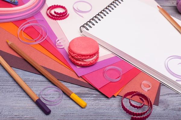 Colored pencils and sheets of paper — Stock Photo, Image