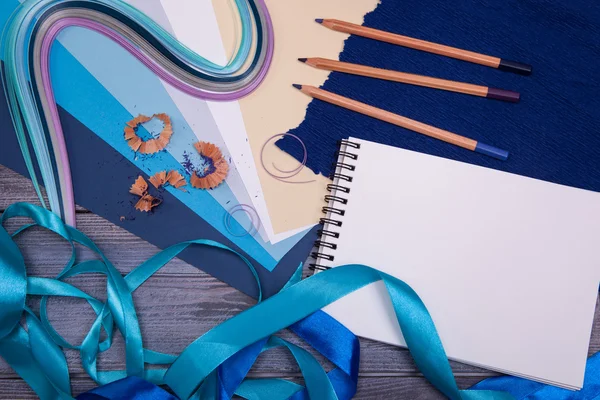 Pencils and shaving from a pencil — Stock Photo, Image