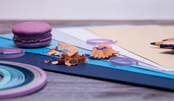 Gâteau au crayon et violet et feuilles de papier — Photo