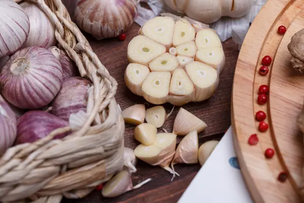 Frische Gewürze auf dem Schreibtisch — Stockfoto