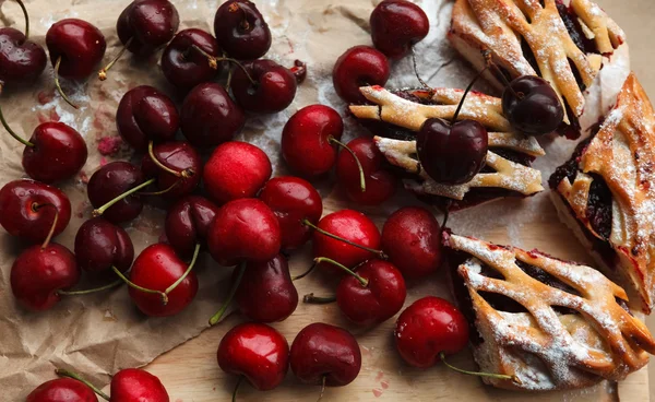 Beeren und Kuchen auf Papier — Stockfoto