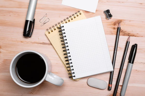 Büroausstattung mit Kaffee — Stockfoto