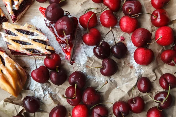 Beeren und Kuchen auf Papier — Stockfoto