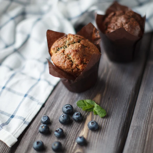 Két cupcakesegy gyönyörű fiatal nő, tetovált homlokát, amit mond stiil én — Stock Fotó