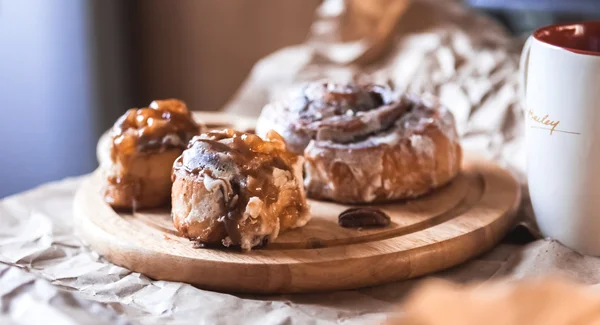 Cinnamon cake with coffee — Stock Photo, Image