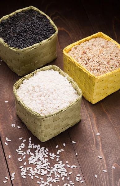 Sepet içinde pirinç — Stok fotoğraf