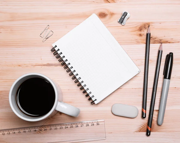 Büroausstattung mit Kaffee — Stockfoto