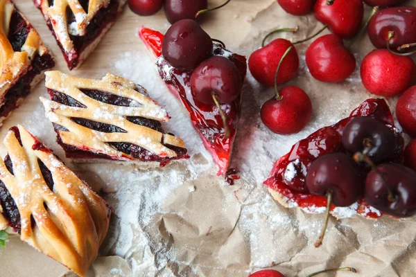 Baies et gâteau sur papier — Photo