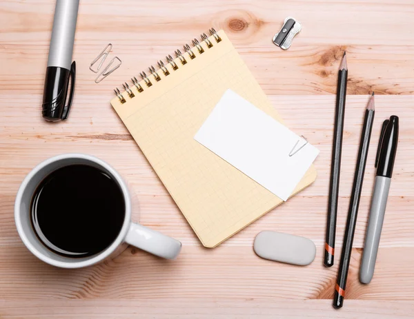 Büroausstattung mit Kaffee — Stockfoto