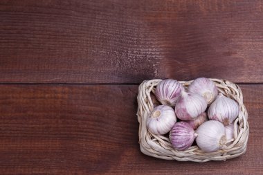 bir masa üzerine sarımsak